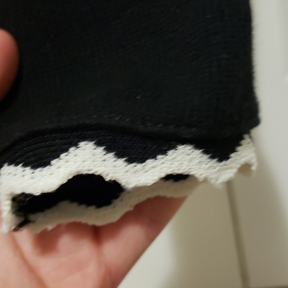 Zara black top with white neck and sleeve detail - Picture 2 of 3